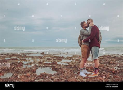 Jeune Couple Gay Baiser Sur La Plage Photo Stock Alamy