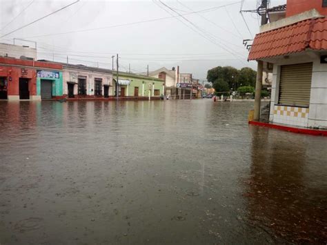 Copiosa Lluvia Deja Inundaciones En Varias Calles Y Avenidas De Xela