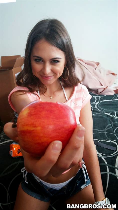 Riley Reid Is Making Sexy Selfies MILF Fox