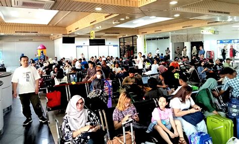 Calon Penumpang Di Bandara Hang Nadim Mandi Keringat Harian Pelita