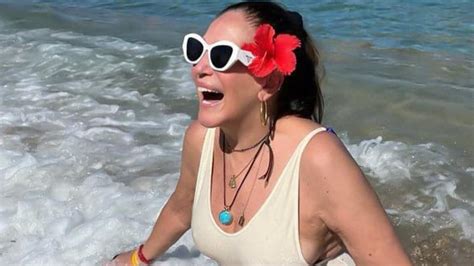 Susana Vieira surge radiante em praia paradisíaca e ganha elogios