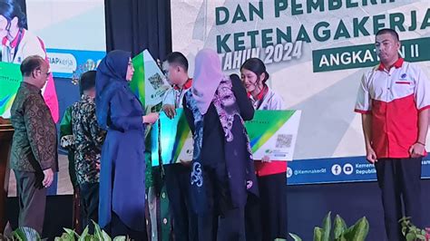 Menteri Tenaga Kerja Serahkan Kartu Bpjs Ketenagakerjaan Pada Pembukaan