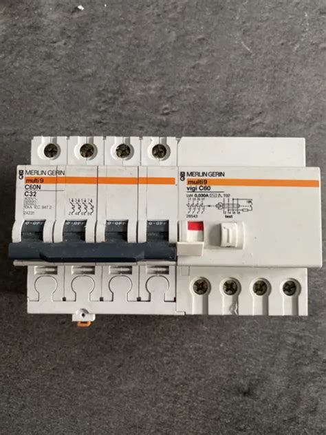 DISJONCTEUR DIFFÉRENTIEL MERLIN GERIN C60N 32A 4P 30mA AC Réf 24231