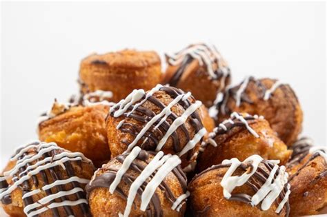 Peque Os Cupcakes De Cacao Y Chocolate Blanco Y Con Leche Con Nata