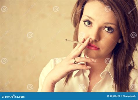 Cigarro De Fumo Da Menina Bonita Imagem de Stock Imagem de romântico