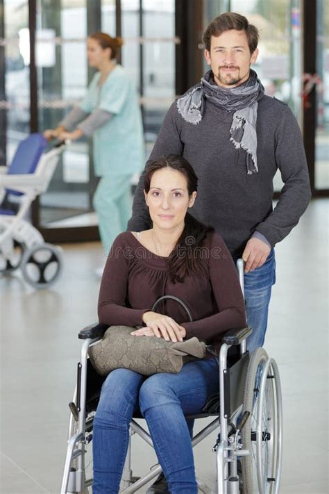 Paciente En Silla De Ruedas Que Llega Al Hospital Imagen De Archivo