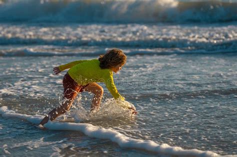 Petit Garçon Courant Sur La Plage Au Lever Du Soleil Heureux Enfant