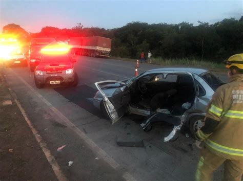 Colisão entre carro e carreta deixa vítima fatal na BR 262 entre Luz e