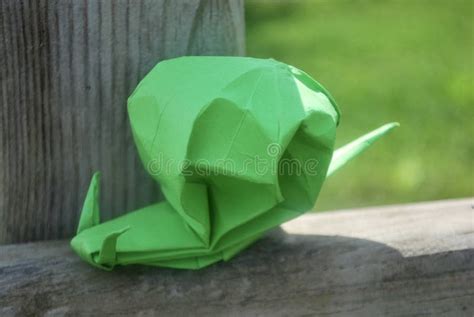 L Escargot Origami Parade Sur Un Bois Et Colle Ses Cornes Au Soleil