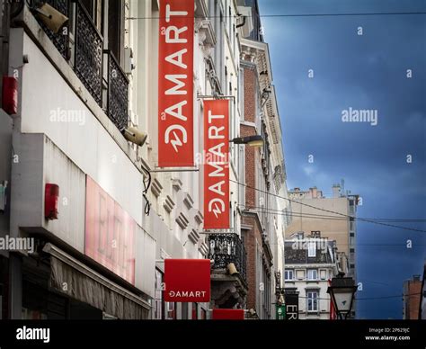 Foto De Un Cartel Con El Logotipo De Damart Tomada En Su Tienda