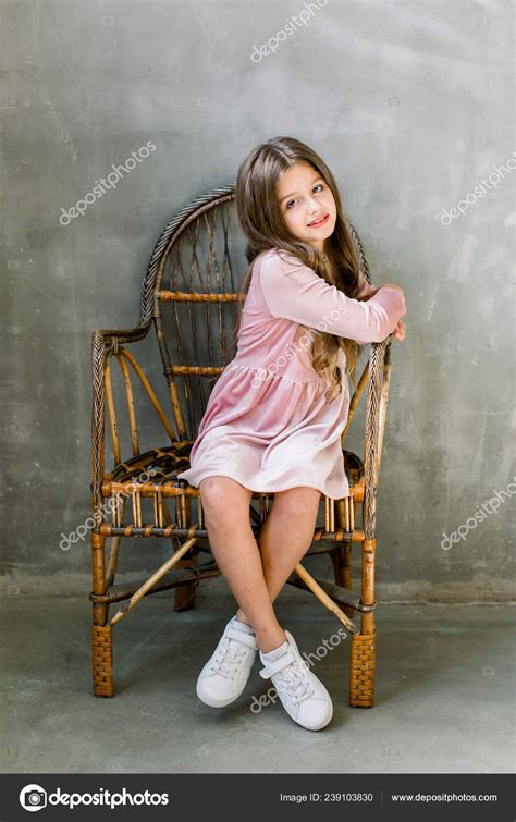 Jolie Petite Fille Belle Robe Rose Assise Sur Chaise Bois Image Libre