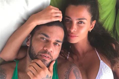 Esposa de Daniel Alves posta foto de mãos dadas o ex jogador após