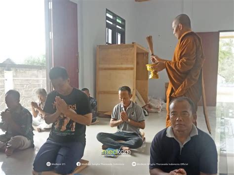 Puja Bakti Peringatan Trisuci Waisak Be Di Dua Tempat Berbeda