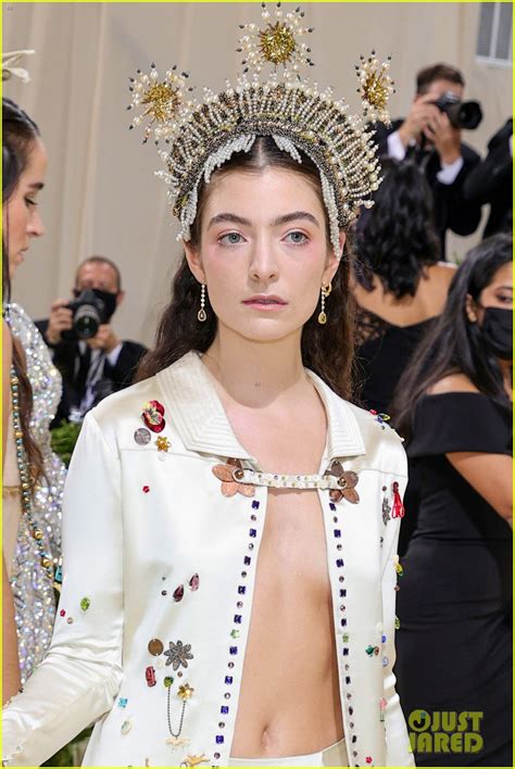 Photo Lorde Hits The Met Gala Red Carpet Photo