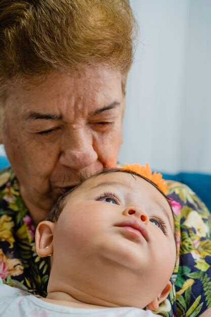 Abuela Latina Besando A Su Nieta Beb Foto Vertical Foto Premium