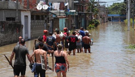 Suben A Las V Ctimas Por Las Fuertes Lluvias En R O De Janeiro