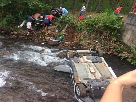 Um Ocupante Morre E Tr S Ficam Feridos Ap S Carro Cair Em Rio Em Timb