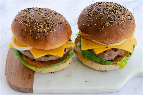 Hamburguesas al carbón deliciosa carne a la parrilla para hacer paso a