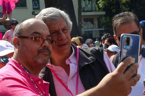 Claudio X González pide vestir de blanco y rosa durante la marcha de