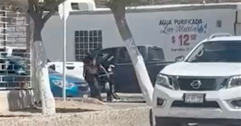 Graban cómo sicarios secuestran a un mexicano y su hija intenta