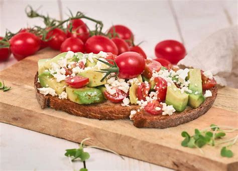 Tostada De Aguacate Con Tomates Cherry Y Queso Feta Ametller Origen