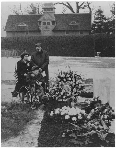 Eleanor Roosevelt At Franklin D Roosevelt Gravesite In Hyde Park