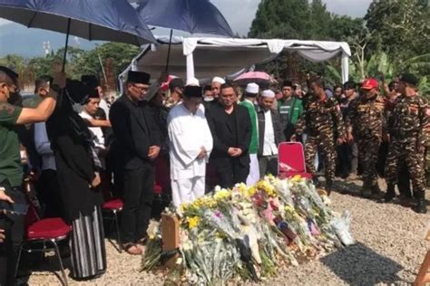 Habib Luthfi Bin Yahya Ziarahi Makam Eril Ridwan Kamil Alhamdulillah