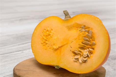 Cortar Calabaza Con Semillas En Una Tabla De Madera Alimentos