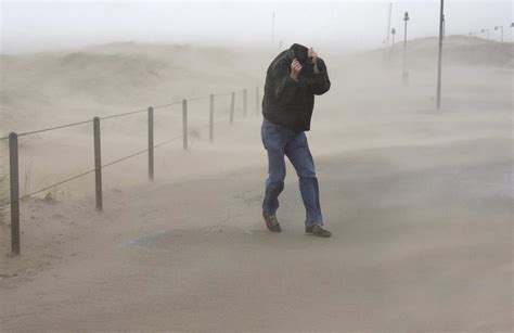 Protección Civil aconseja extremar la precaución por viento fuerte y