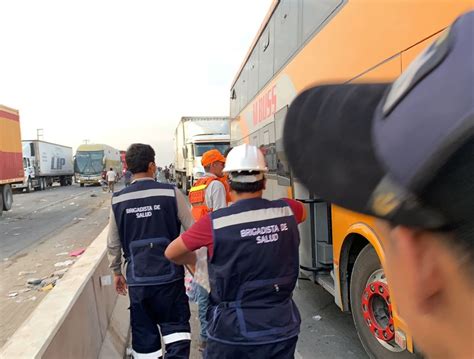 La Libertad Manifestantes Abren Vía Y Permiten Paso De Buses De Pasajeros Varados En Virú