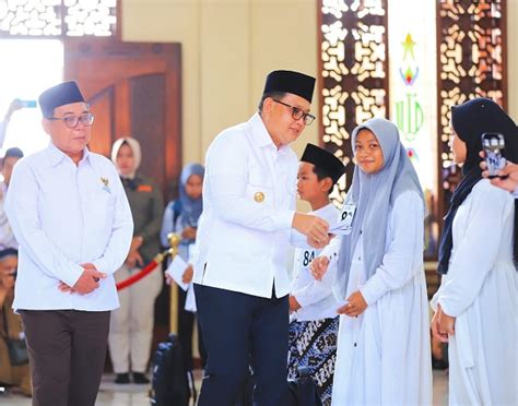 Safari Ramadan Di Kediri Pj Gubernur Adhy Salurkan Bantuan Kepada