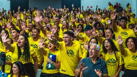 Jovem missionária ganha cadeira de rodas motorizada de voluntários