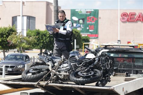 Agente Vial Queda Grave Al Chocar En Su Motocicleta Con Una Camioneta Tras Pasarse El Alto