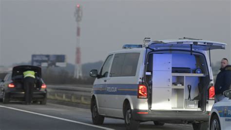 Na Autocesti A Automobil Se Zabio U Zaustavljeno Policijsko Vozilo