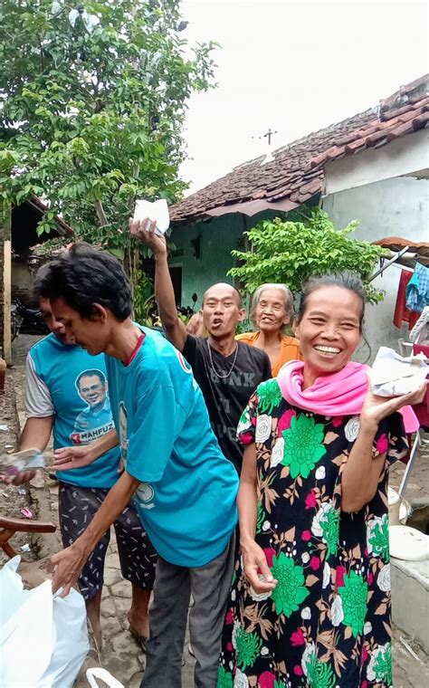 Bantu Korban Banjir Partai Gelora Dirikan Dapur Umum