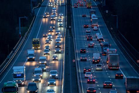 Sicherheitsabstand Auf Der Autobahn Was Ist Das Minimum Und Welche