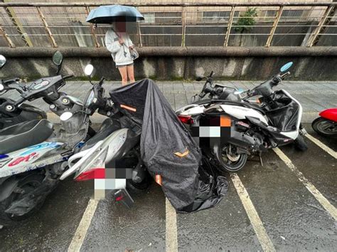 雨夜自摔撞倒路旁4輛機車卻「烙跑」 男騎士肇事逃逸被告發 社會 自由時報電子報