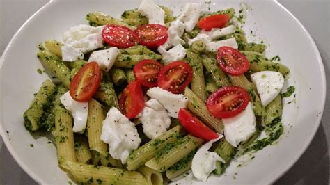 Pasta Met Homemade Pesto Mozzarella En Tomaat Leinkookt