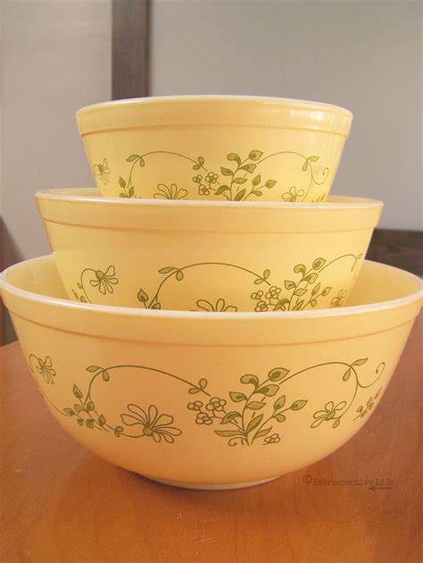 Vintage Pyrex Mixing Bowls Set Of 3 Nesting Bowls