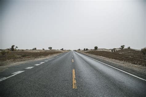 灰色の土の近くの灰色のコンクリート道路の写真 Unsplashで見つけるグレーの無料写真