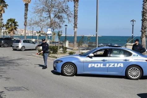 Forza Un Posto Di Blocco Arrestato Dalle Volanti Dopo Un Inseguimento