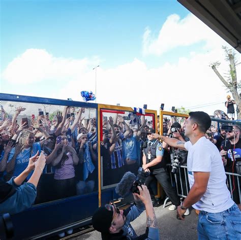 Torcida Do Gr Mio Se Despede De Su Rez Festa No Aeroporto