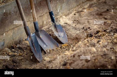 Shovel on a background of the trench Stock Photo - Alamy