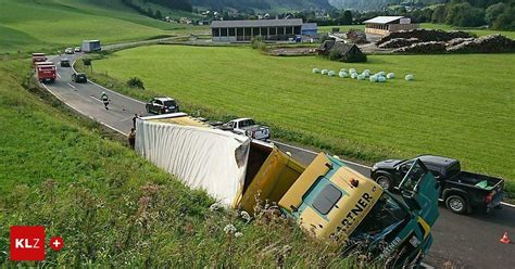 B Gesperrt Schwierige Bergung Lkw Mit Tonnen Pressspanplatten