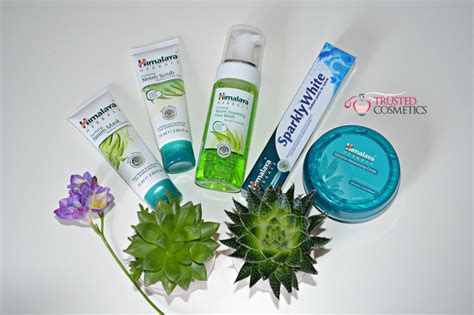 Wypełnione ziołami indyjskie kosmetyki ajurwedyjskie — Himalaya Herbals ...