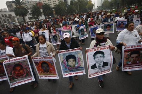 Padres de los 43 marchan hacia el Hemiciclo a Juárez