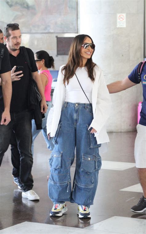 Sabrina Sato Esbanja Simpatia Em Aeroporto Do Rio Celebridades O Dia