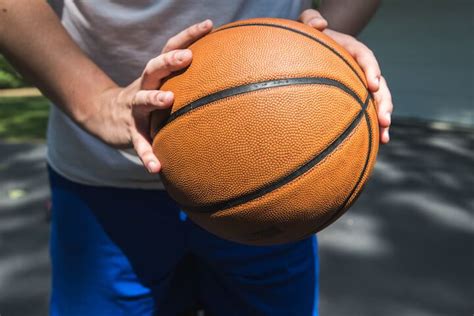 How To Throw A Bounce Pass In Basketball 5 Steps