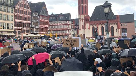 BlackLivesMatter In Frankfurt 8 000 Menschen Demonstrieren Gegen