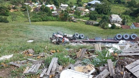 A Gazeta Motorista sobrevive após carreta capotar e cair em